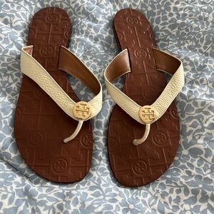 Like new Tory Burch sandals. Classic flip flop style